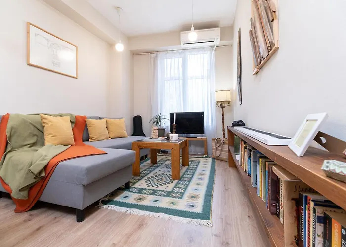 Chic Urban Getaway In City Center